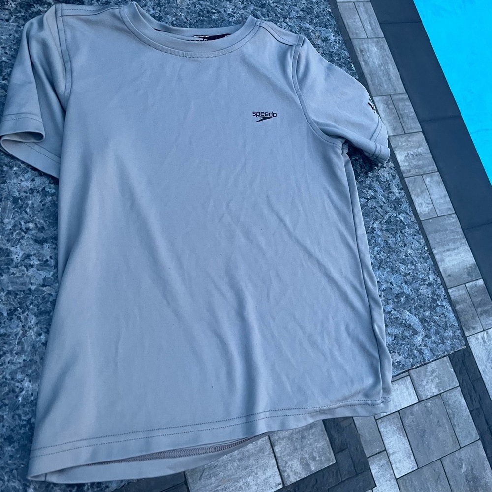Boy’s like new Speedo Grey Short Sleeve Tee Size L. Contains UV block